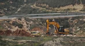 الاحتلال يجرف اشجار زيتون مثمرة في بلدة خاراس غرب الخليل