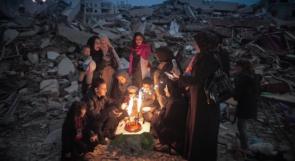 عائلة الشوا تحتفل بعيد ميلاد ابنها على أنقاض منزلهم الذي تم تدميره قبل أيام في قصف الاحتلال