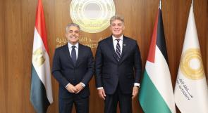 محافظ سلطة النقد يطلع السفير المصري على التحركات العربية والدولية لمواجهة التحديات المصرفية الفلسطينية