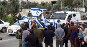 مستوطنون يرفعون أعلامًا إسرائيلية فوق أراضٍ جنوب بيت لحم