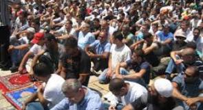الآلاف يؤدون "الجمعة" في الأقصى وأمام بواباته وبوابات القدس القديمة