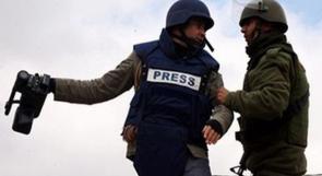 إصابة الصحفي أحمد دغلس بقنبلة غاز في رأسة خلال تغطيته مسيرة النبي صالح