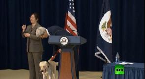 بالفيديو .. كلب كيري يرافقه خلال مؤتمر صحفي