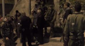 بالفيديو..الخليل:جيش الاحتلال ينكل بشابين في تل الرميدة