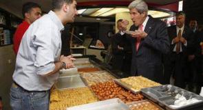 وزير الخارجية الأميريكي يأكل 'الشاورما' والحلويات في رام الله والبيرة