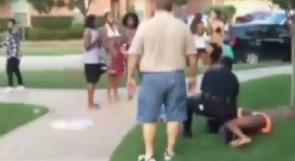 شرطي أميركي أبيض يسحل فتاة سوداء "عارية"