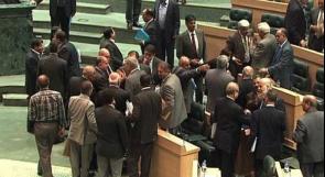 شاهد بالفيديو ...مشاده ومحاولة سحب مسدس في البرلمان الاردني