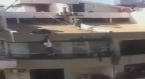 فيديو مروّع.. شاب سوري يرمي نفسه من سطح مبنى
