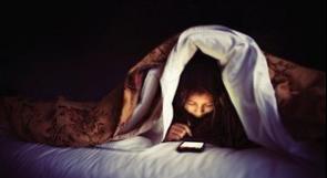 ماذا يحدث لجسمك عندما تتفحص هاتفك قبل النوم؟