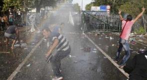 المجر تستخدم الغاز المسيل للدموع ومدافع المياه لصد المهاجرين