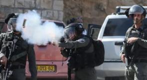 إصابة شاب بقنبلة غاز وبالاختناق خلال مواجهات مع الاحتلال جنوب بيت لحم