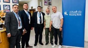 بنك الإسكان يتبرع بأجهزة الكترونية لجمعية بيت المسنين الخيرية في جنين