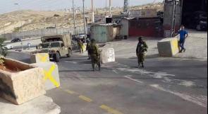 الاحتلال يغلق مداخل ومخارج بلدة حزما شمال شرق القدس