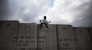 "الجانب الآخر من الجدار": كتاب يوثق عنصرية الاحتلال ومظالم الفلسطينيين