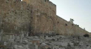 الاحتلال يسيج جزءا من مقبرة باب الرحمة في القدس بالأسلاك الشائكة