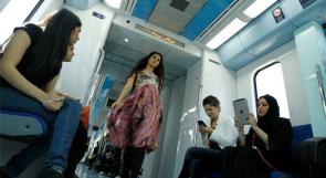 عارضات أزياء يقدمن صيحات الموضة في مترو دبي