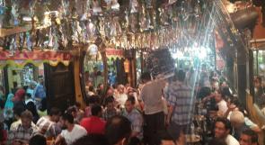 بالصور..مقهى "الفيشاوي" يُلهم نجيب محفوظ.. وآلاف المصريين في رمضان