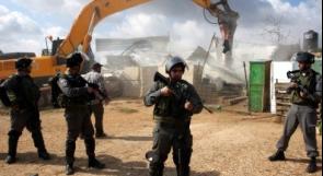 قوات الاحتلال تهدم مسكنًا و"بركساً" شرق يطا جنوب الخليل