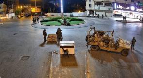 الاحتلال يجبر عشرات المواطنين على إخلاء منازلهم في الخليل