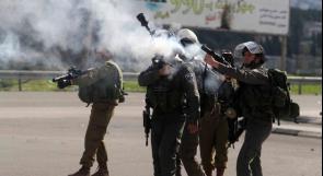الاحتلال يطلق قنابل الغاز صوب المستشفى الأهلي ويغلق طرقًا في الخليل
