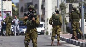 قوات الاحتلال تلصق شارات دعائية لحزب "الليكود" على مركبات فلسطينية شرق رام الله