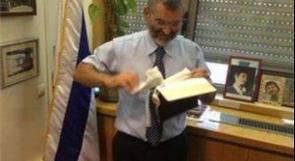 عضو كنيست اسرائيلي يمزق نسخة من الانجيل واصفاً اياه بـ"الحقير"