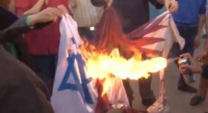 بالفيديو ... مصريون يحرقون العلم الإسرائيلي والقطري أمام سفارة الدوحة