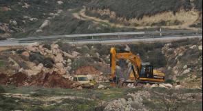 الاحتلال يهدم خياما ويقتلع 50 شجرة زيتون جنوب الخليل