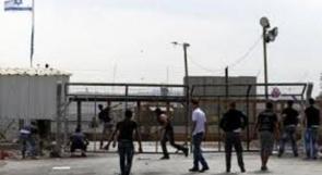 الاحتلال يقمع مسيرة امام محكمة سجن عوفر