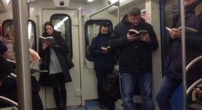 الروس يستغلون ركوب المترو للقراءة.. مشهد حضاري يحسدون عليه
