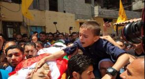 غزة: نجل الشهيد المسعف محمد الجديلي يقود جنازة تشييع والده