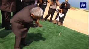 بالفيديو .. رئيس الوزراء الأردني يسدد ضربة لصحفي "تحت الحزام"