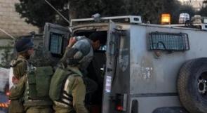 قوات الاحتلال تعتقل شابا من مخيم جنين ومواطنا من مخيم العروب في الخليل