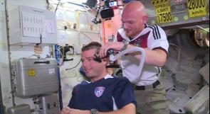 رائدا فضاء يحلقان شعريهما بسبب خسارة في كأس العالم