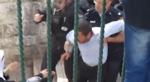 بالفيديو ..قوات الاحتلال تعتدي على المصلين في المسجد الاقصى بعد اعتقالهم