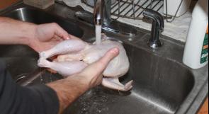 خبراء يحذرون من غسل الدجاج قبل الطهي