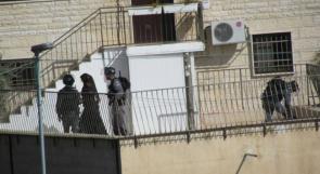 قوات الاحتلال تعتقل 14 شخصا من عائلة منفذي عملية القدس