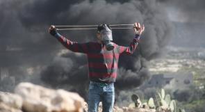 صور .. إصابة العشرات بحالات الاختناق خلال قمع الاحتلال لمسيرة بلعين الأسبوعية