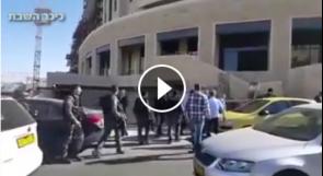 بالفيديو.. الاحتلال يشن هجمة "مسعورة" في القدس بحثًا عن منفذ الطعن