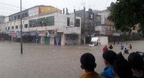 بالصور...غرق عدة طرق في خانيونس بسبب مياه الأمطار