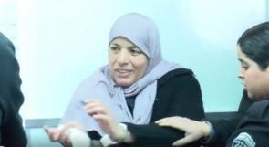فيديو | والدة الشهيد أشرف نعالوة.. أراد الاحتلال قهرها بالقيود فقهرته بابتسامتها لابنها الأسير