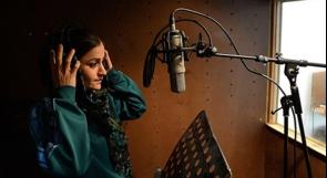 أول مغنية راب أفغانية بمعطف جلدي وجينز ووشاح