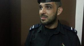 شرطي غزّاوي يضع على صدره "عرفات وهنية بينهما القدس"