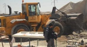 الخليل: جرافات الاحتلال تهدم خيمة سكنية جنوب شرق يطا