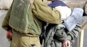 قوات الاحتلال تعتقل فتيين وتسلم 12 اخطارًا جنوب الخليل