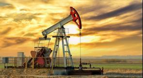 النفط يرتفع إلى 110 دولارات للبرميل والدولار يتراجع