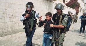 الاحتلال يعتقل فتى من بيت امر بالخليل