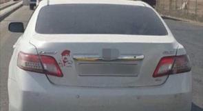 القبض على خليجي في الكويت ألصق صورة صدام حسين على سيارته