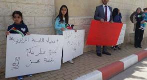 بالصور...طبيب من غزة يعتصم وعائلته أمام المقاطعة احتجاجا على خصم الرواتب