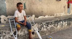 راتب.."أريد أن ألعب مثلهم".. طفل من غزة يصنع قدمًا من البلاستيك بعد أن بترها القصف